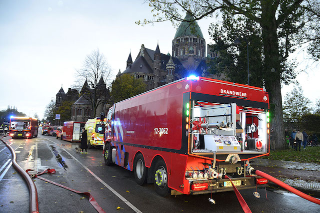 2021/183/20211113-16u44 GB 016 Zeer grote brand Westergracht HLM.jpg